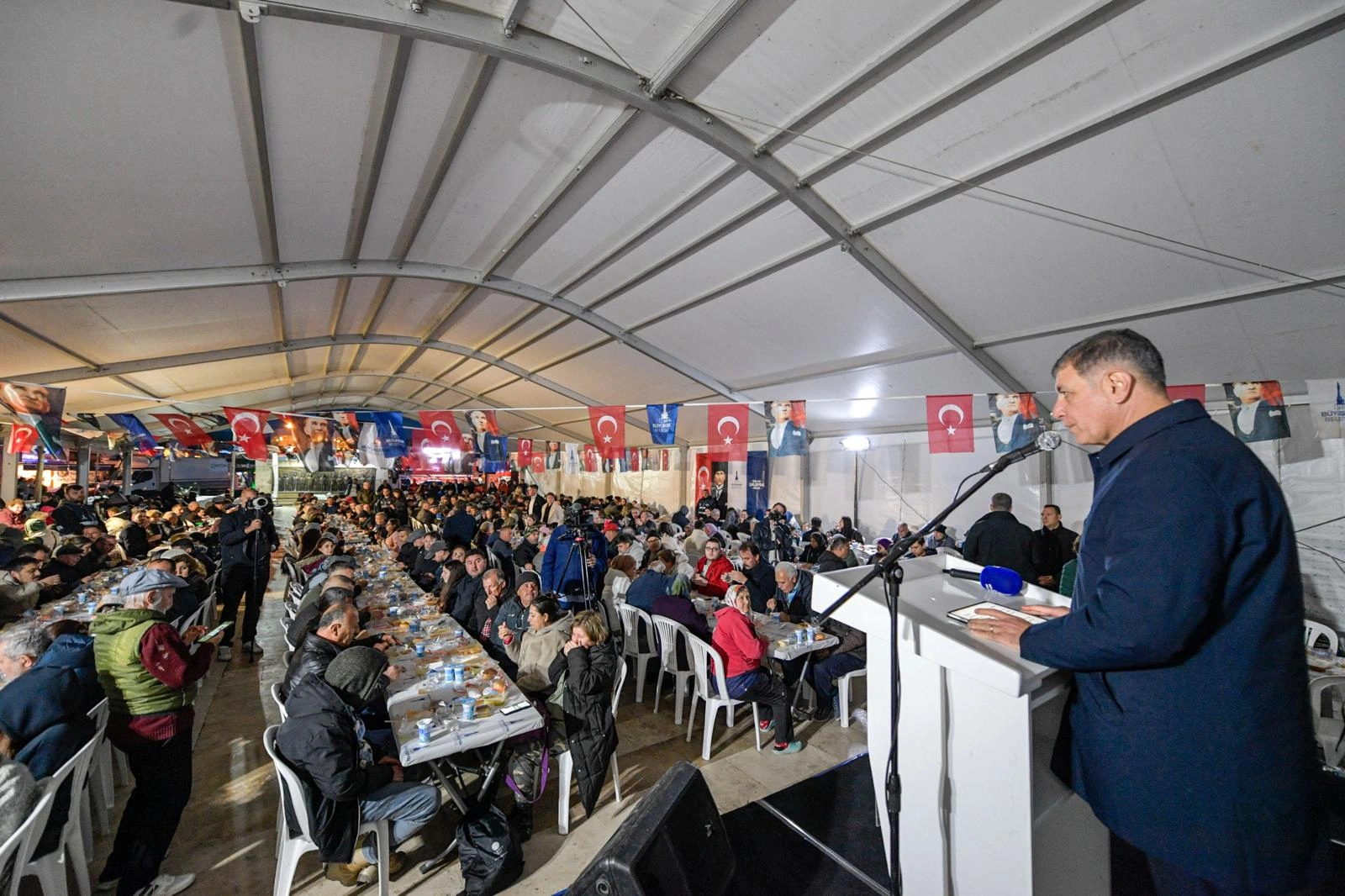 Başkan Tugay, arife gününde Urlalılarla oruç açtı: “Yüreğimizde sadece İzmir’in refahı ve huzuru var” 1 Başkan Tugay, arife gününde Urlalılarla oruç açtı: “Yüreğimizde sadece İzmir’in refahı ve huzuru var”