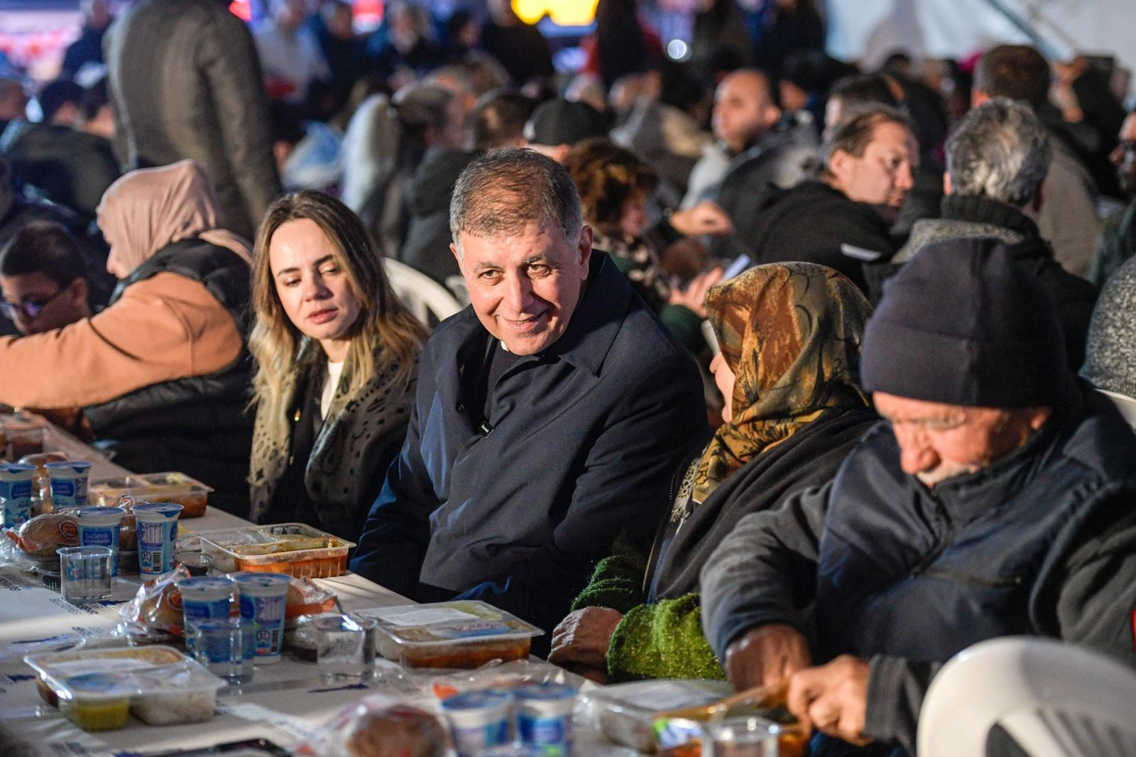 Başkan Tugay, arife gününde Urlalılarla oruç açtı: “Yüreğimizde sadece İzmir’in refahı ve huzuru var” 2 Başkan Tugay, arife gününde Urlalılarla oruç açtı: “Yüreğimizde sadece İzmir’in refahı ve huzuru var”