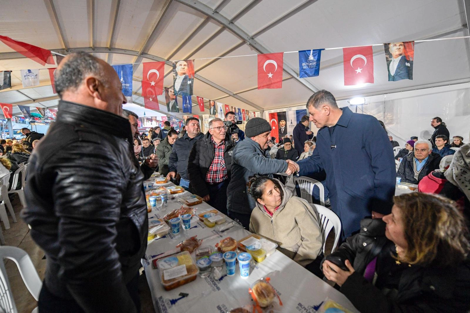 Başkan Tugay, arife gününde Urlalılarla oruç açtı: “Yüreğimizde sadece İzmir’in refahı ve huzuru var” 3 Başkan Tugay, arife gününde Urlalılarla oruç açtı: “Yüreğimizde sadece İzmir’in refahı ve huzuru var”