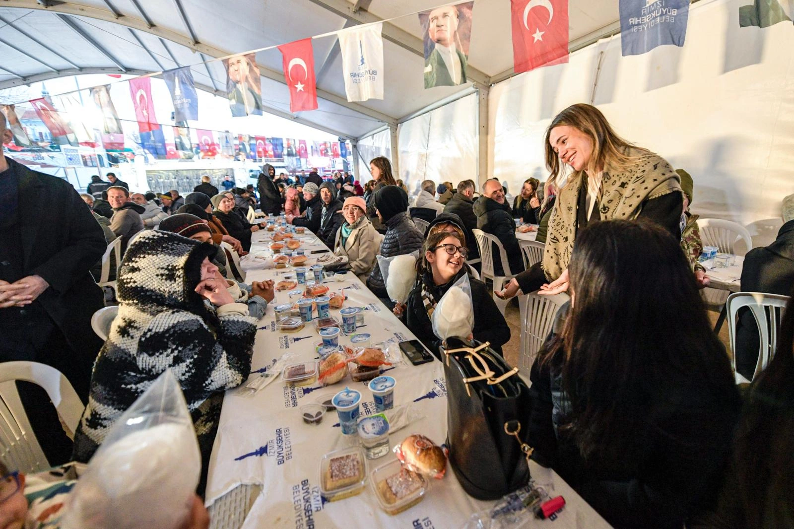 Başkan Tugay, arife gününde Urlalılarla oruç açtı: “Yüreğimizde sadece İzmir’in refahı ve huzuru var” 4 Başkan Tugay, arife gününde Urlalılarla oruç açtı: “Yüreğimizde sadece İzmir’in refahı ve huzuru var”