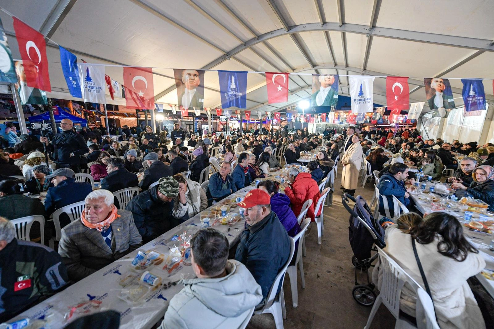 Başkan Tugay, arife gününde Urlalılarla oruç açtı: “Yüreğimizde sadece İzmir’in refahı ve huzuru var” 5 Başkan Tugay, arife gününde Urlalılarla oruç açtı: “Yüreğimizde sadece İzmir’in refahı ve huzuru var”