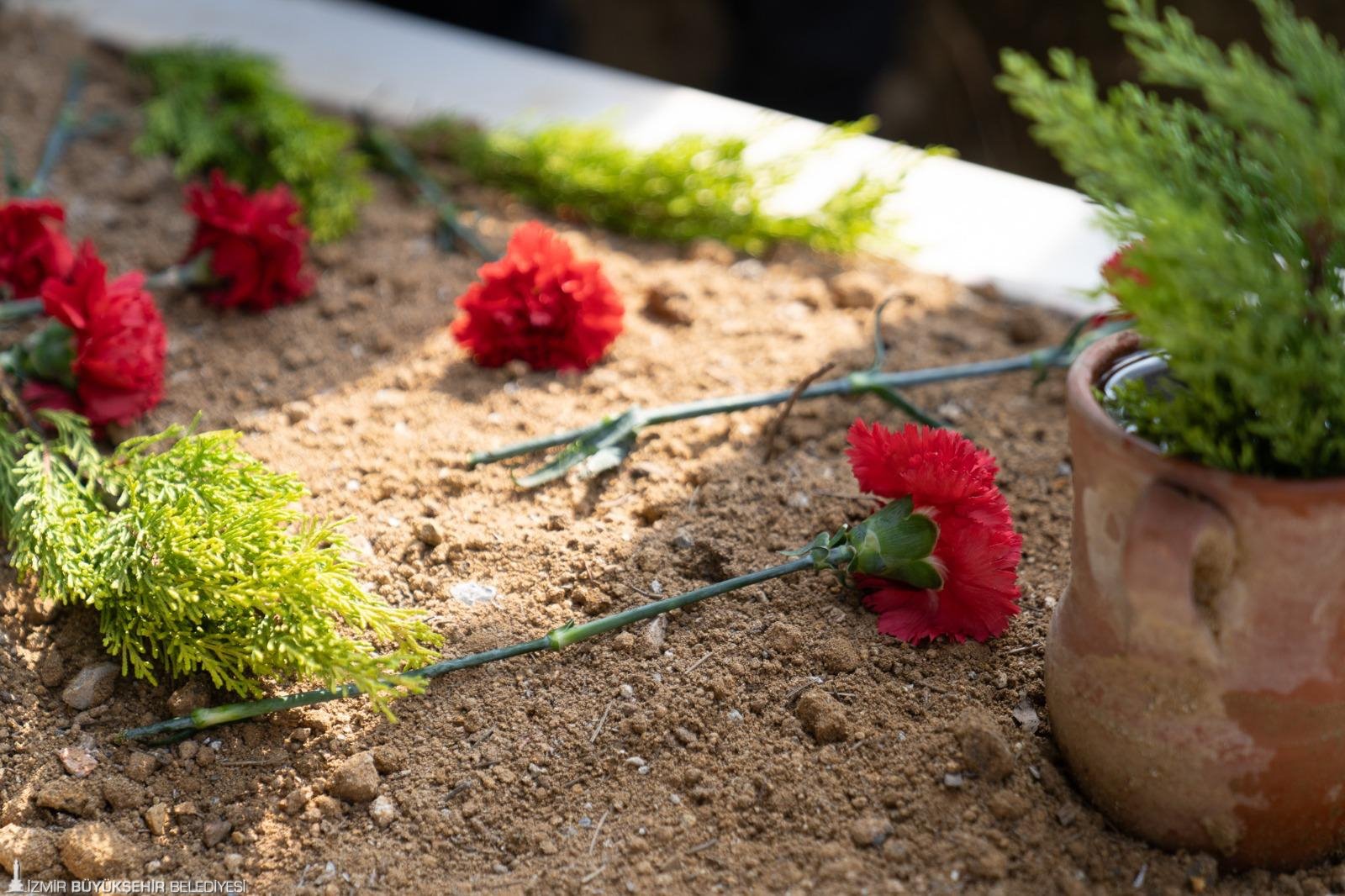 İzmir basınının acı günü: Usta gazeteci Okan Yüksel mezarı başında anıldı