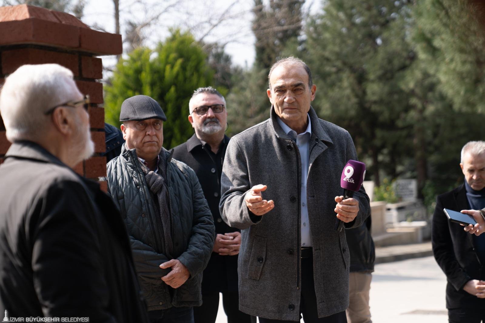 İzmir basınının acı günü: Usta gazeteci Okan Yüksel mezarı başında anıldı