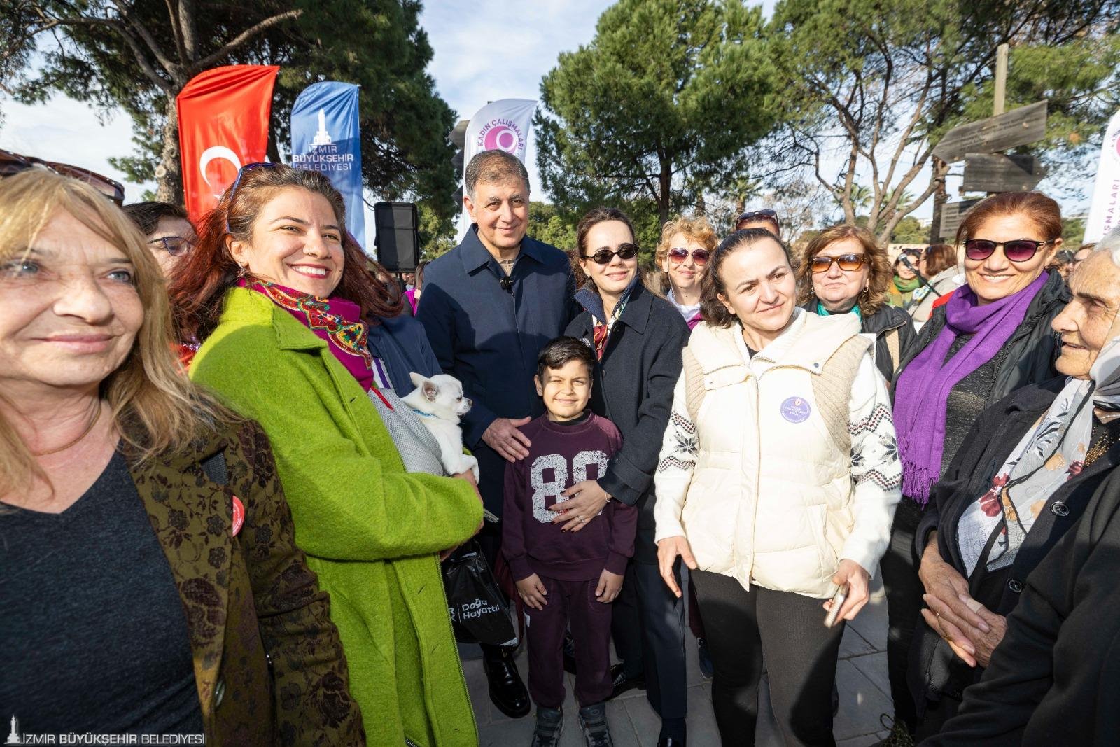 Fırçalar 'eşitlik' ve 'yaşam hakkı' için dile geldi: İzmir'de kadına şiddete karşı 'Kırmızı Alarm'