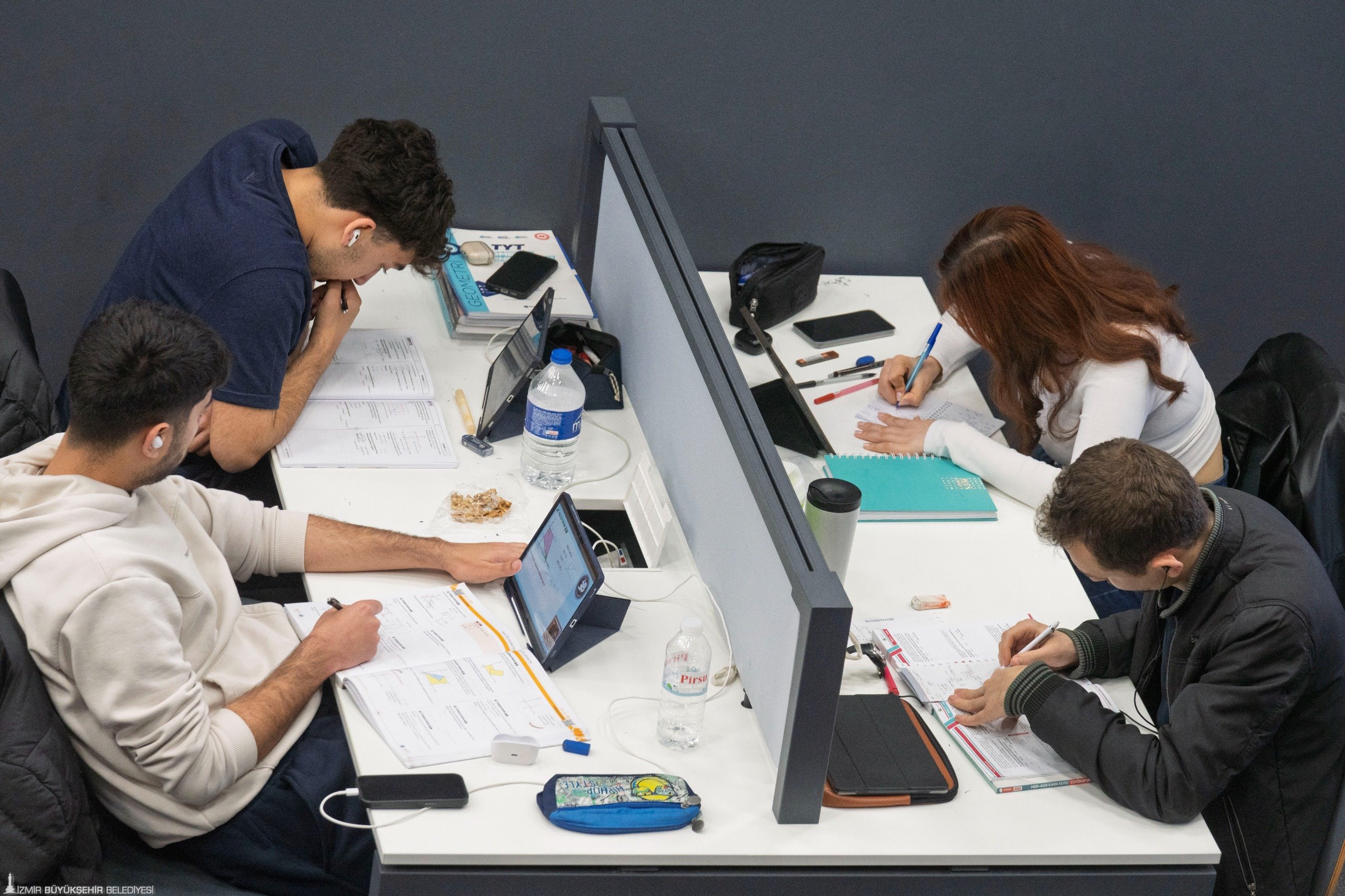 Yaşayan Kütüphaneleri İzmirliler çok sevdi: 'Kendimizi evimizde gibi hissediyoruz'