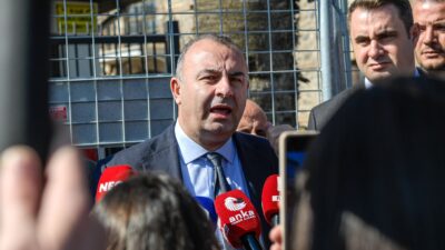 Belediyeye ait binalarda hizmet veren kamu kurumlarını hatırlatan Arslan, Meslek