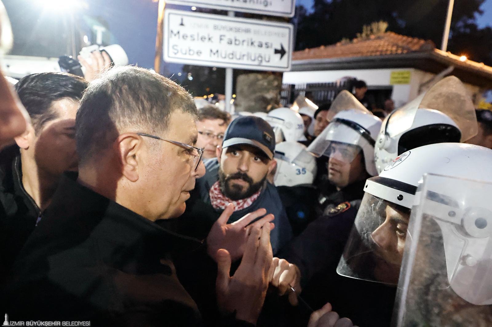 Cemil Tugay Meslek Fabrikası nöbetinde: “Bundan sonra 24 saat buradayım” 4 Cemil Tugay Meslek Fabrikası nöbetinde: “Bundan sonra 24 saat buradayım”