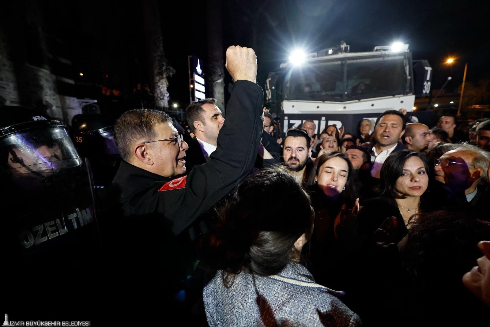 Cemil Tugay Meslek Fabrikası nöbetinde: “Bundan sonra 24 saat buradayım” 7 Cemil Tugay Meslek Fabrikası nöbetinde: “Bundan sonra 24 saat buradayım”