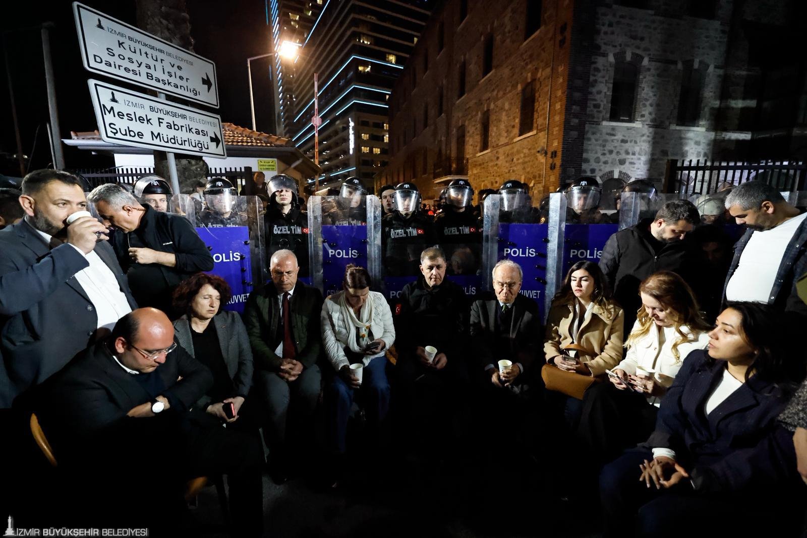 Cemil Tugay Meslek Fabrikası nöbetinde: “Bundan sonra 24 saat buradayım” 6 Cemil Tugay Meslek Fabrikası nöbetinde: “Bundan sonra 24 saat buradayım”