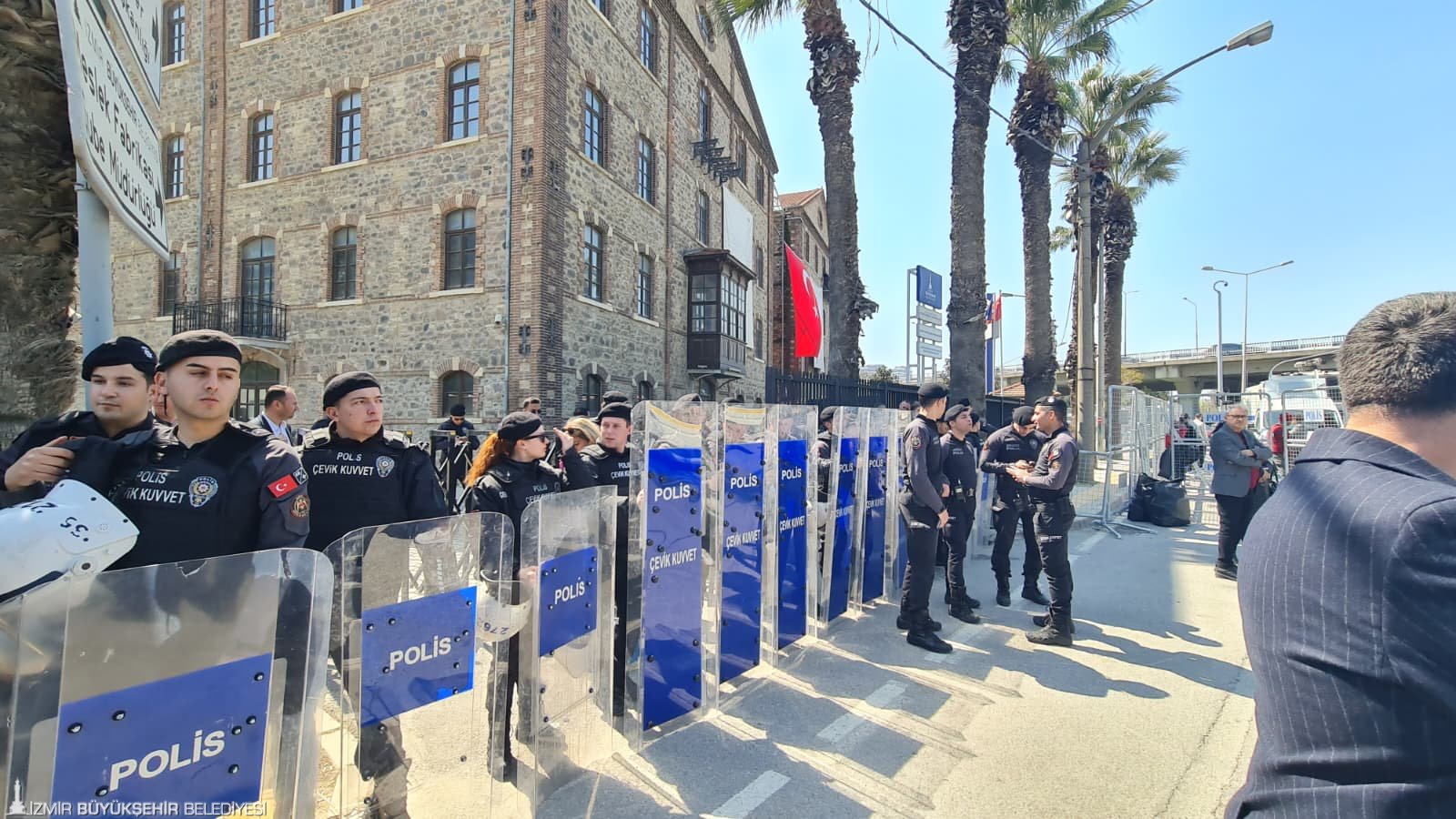 İzmir’in umuduna kilit vuruldu: Makineler sustu umutlar yarım kaldı! 2 İzmir’in umuduna kilit vuruldu: Makineler sustu umutlar yarım kaldı!