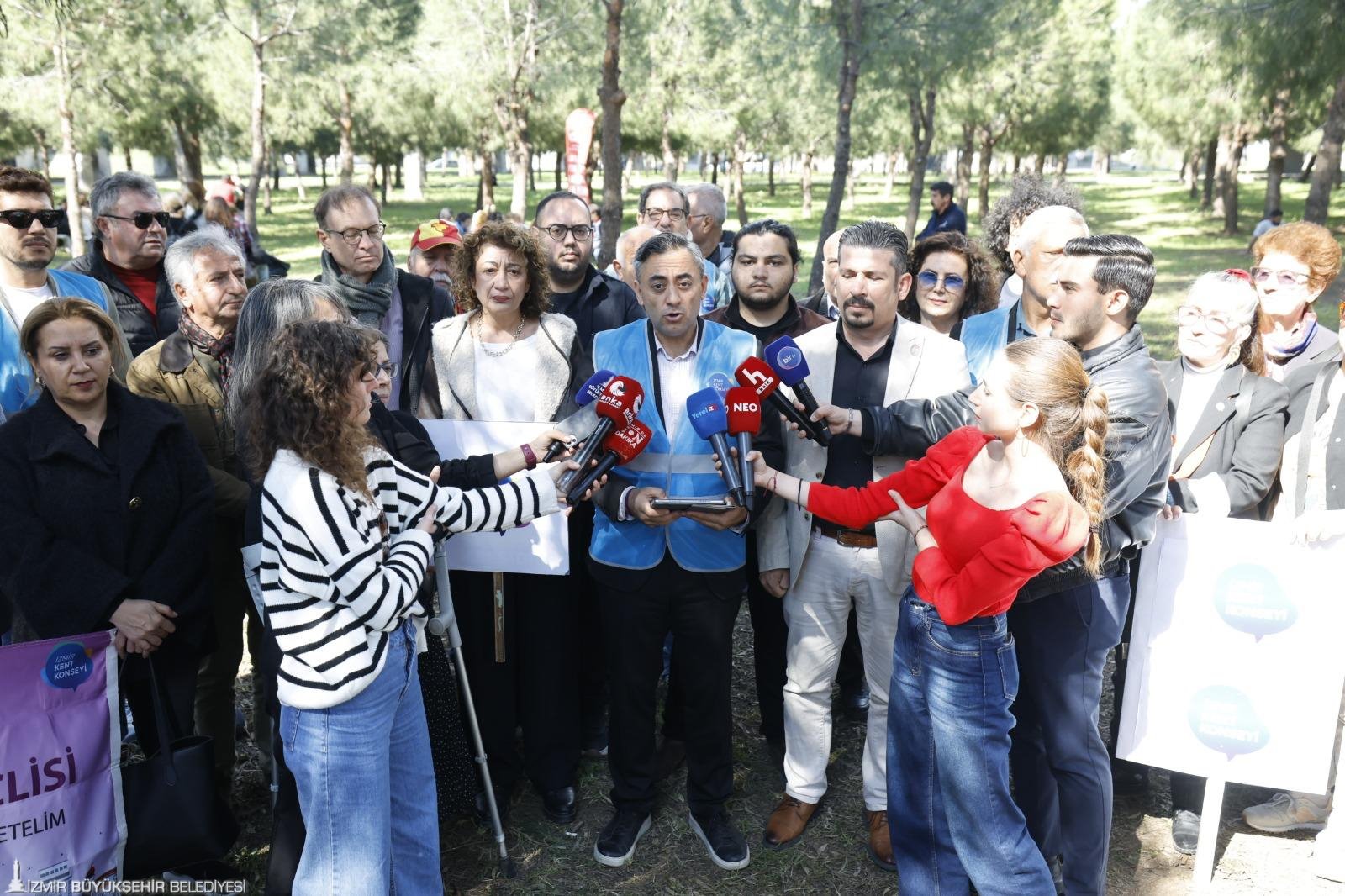 İzmirli sanatçılar ve Kent Konseyi 'Meslek Fabrikası' için tek yürek oldu: 'Buradayız, gitmiyoruz'