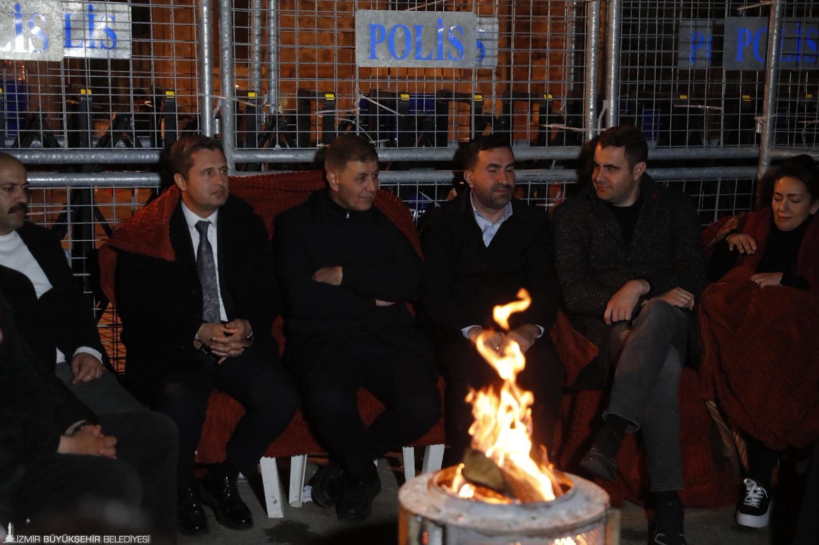 Meslek Fabrikası’nda üçüncü gün nöbeti: Tugay, barikattan seslendi; 'Gitmiyoruz' 4 Meslek Fabrikası’nda üçüncü gün nöbeti: Tugay, barikattan seslendi; 'Gitmiyoruz'