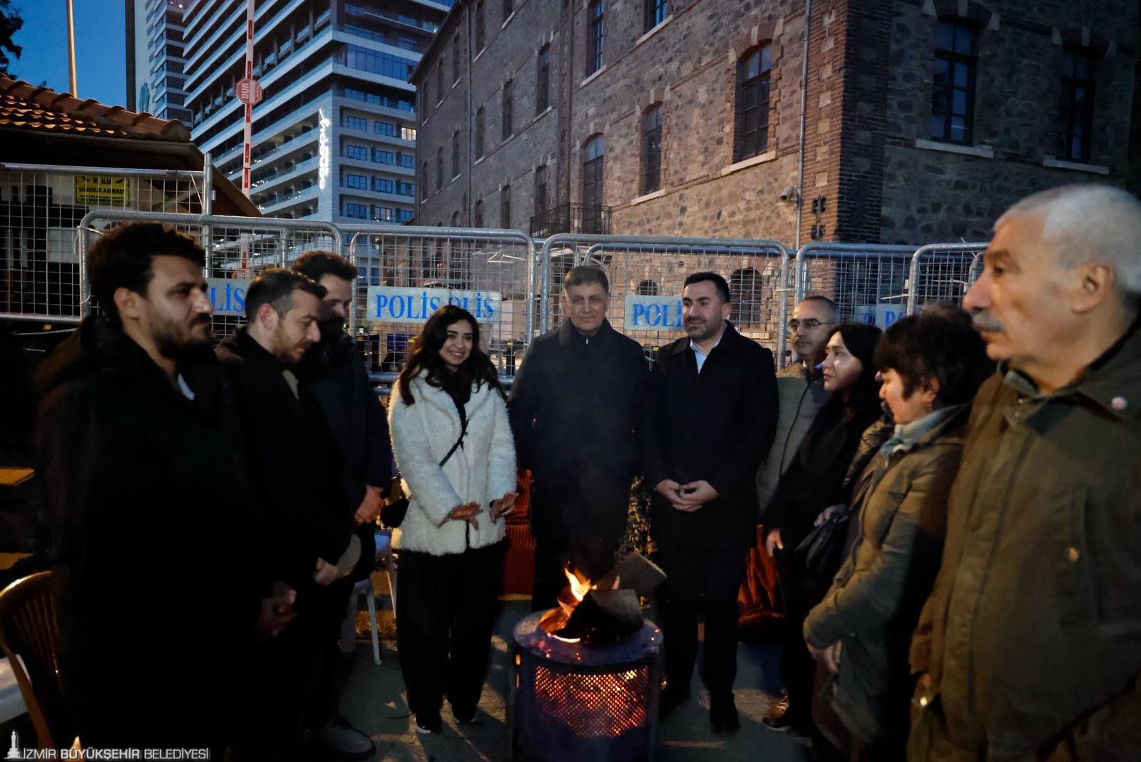 Meslek Fabrikası’nda üçüncü gün nöbeti: Tugay, barikattan seslendi; 'Gitmiyoruz' 2 Meslek Fabrikası’nda üçüncü gün nöbeti: Tugay, barikattan seslendi; 'Gitmiyoruz'