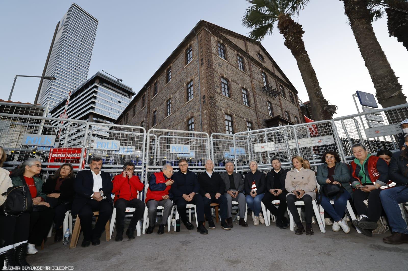 Meslek Fabrikası nöbetinde türkülerle direniş: 'Bu ülke bizim'