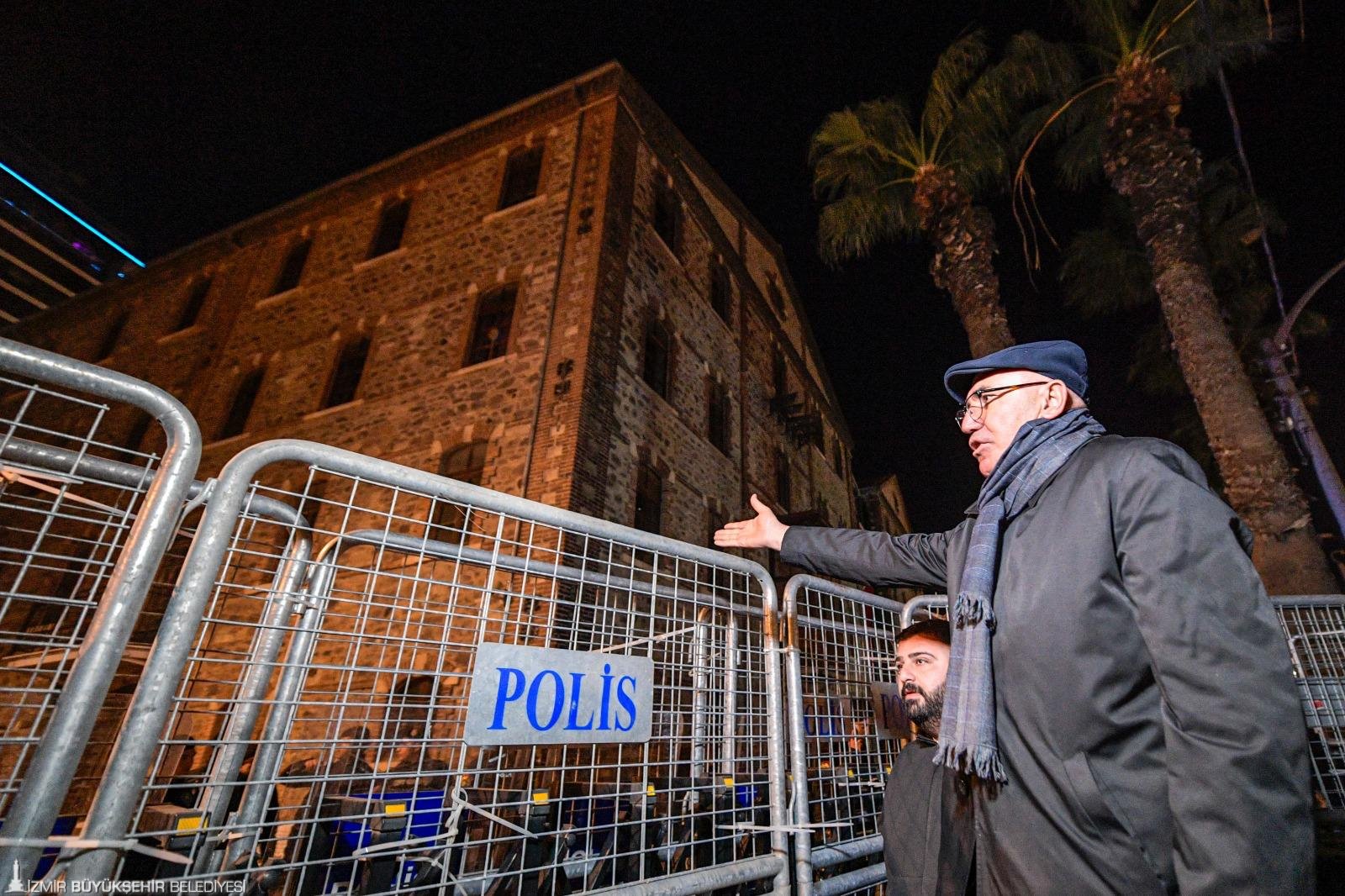 CHP'li Tanal'dan Meslek Fabrikası önünde 'penseli direniş': Barikat kelepçelerini kesti