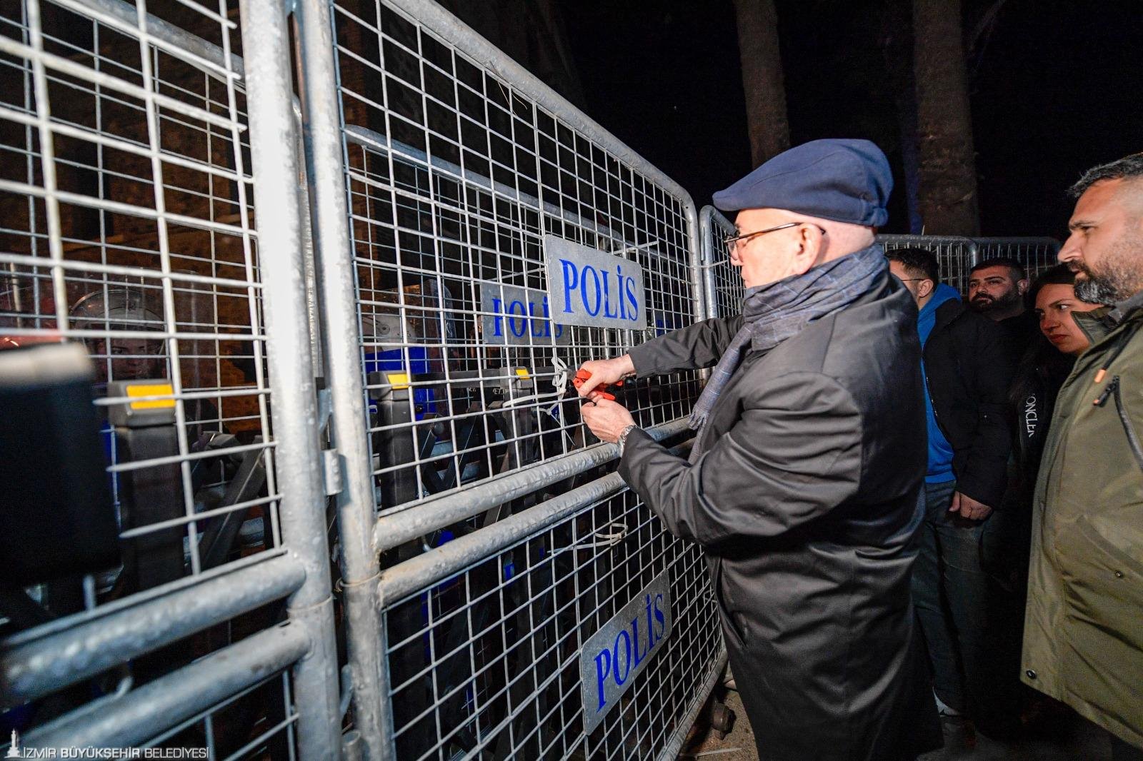 CHP'li Tanal'dan Meslek Fabrikası önünde 'penseli direniş': Barikat kelepçelerini kesti