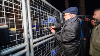 İzmir’in eğitim kalesi Meslek Fabrikası barikatları önünde direniş perşembe gecesi