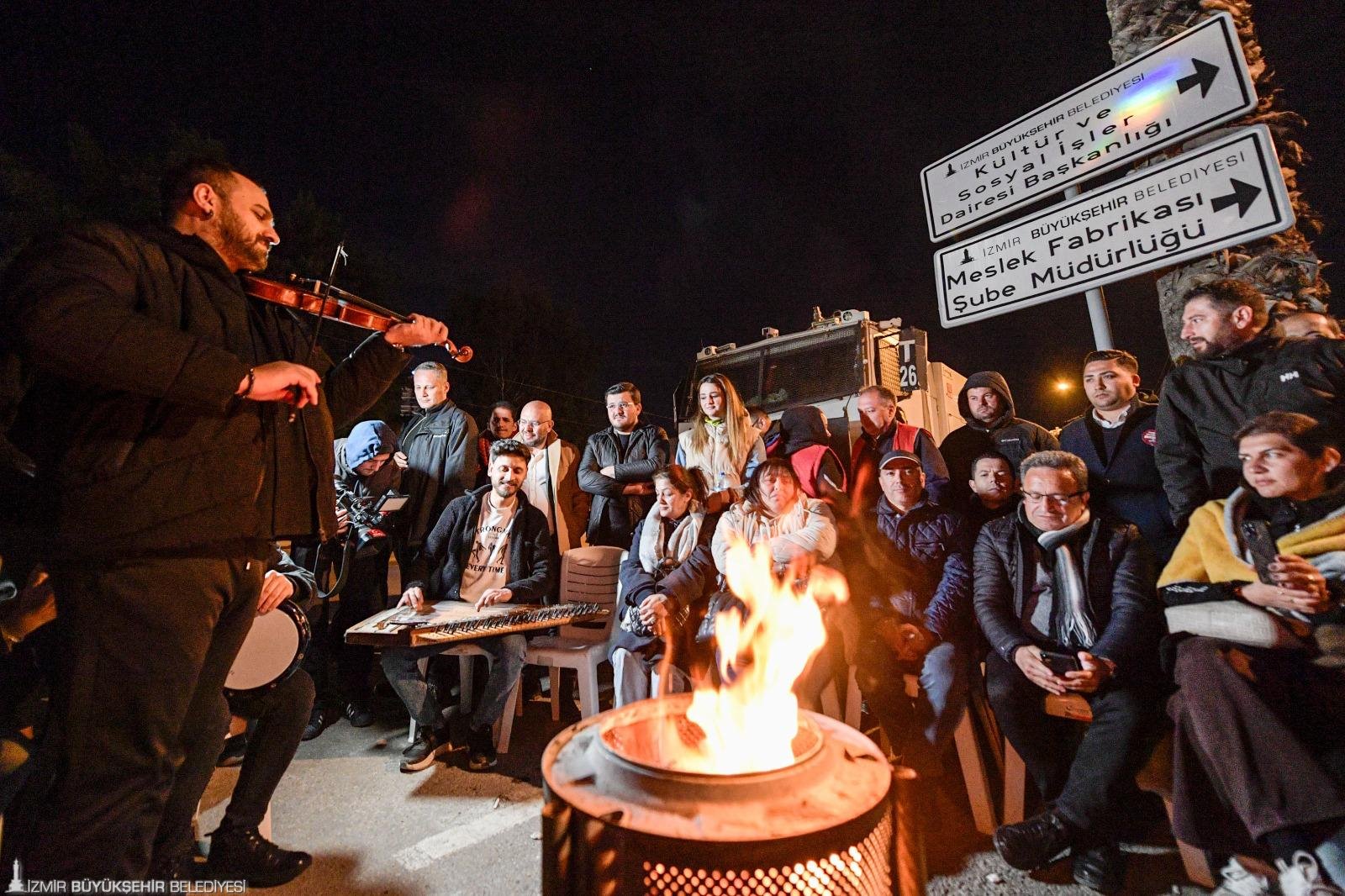 CHP'li Tanal'dan Meslek Fabrikası önünde 'penseli direniş': Barikat kelepçelerini kesti