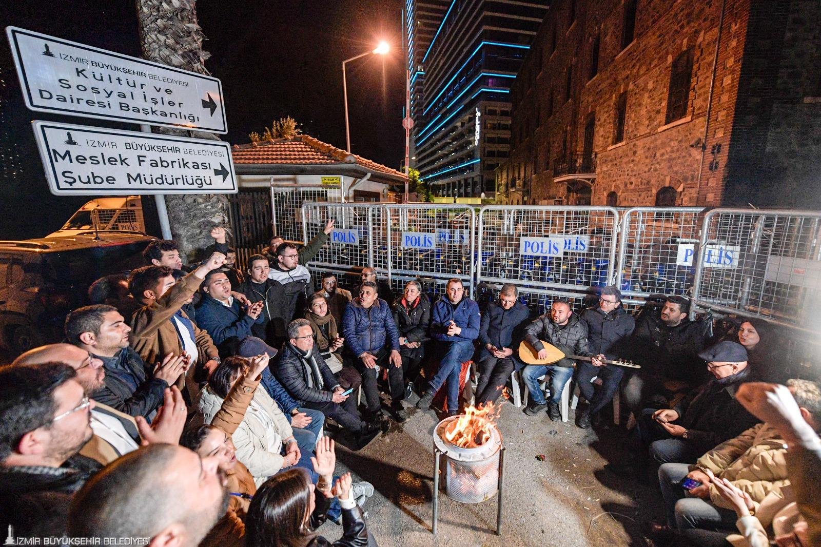 CHP'li Tanal'dan Meslek Fabrikası önünde 'penseli direniş': Barikat kelepçelerini kesti