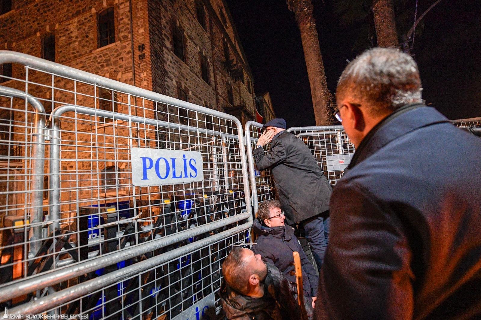 CHP'li Tanal'dan Meslek Fabrikası önünde 'penseli direniş': Barikat kelepçelerini kesti