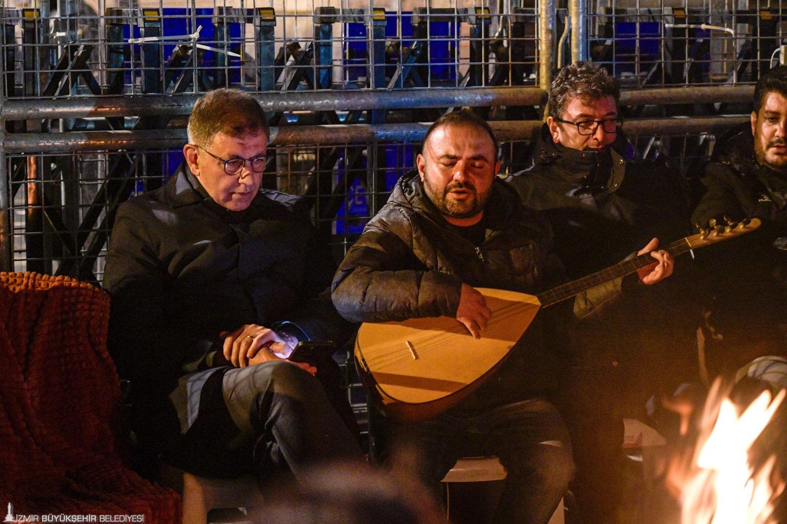 CHP'li Tanal'dan Meslek Fabrikası önünde 'penseli direniş': Barikat kelepçelerini kesti
