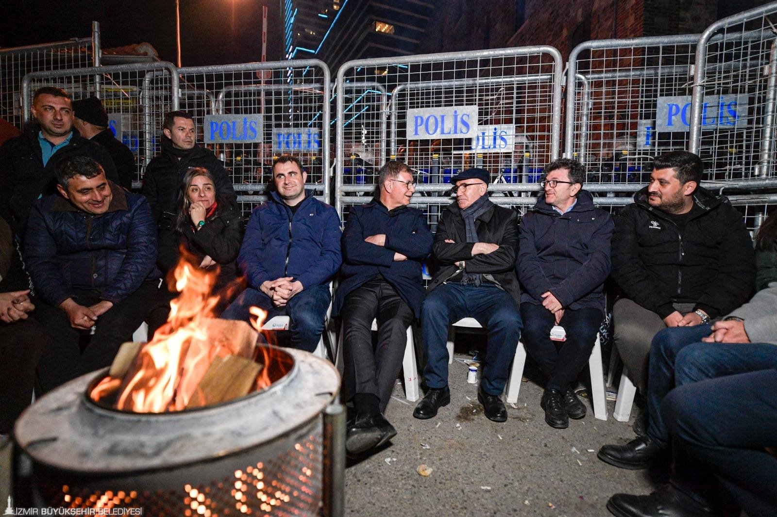 CHP'li Tanal'dan Meslek Fabrikası önünde 'penseli direniş': Barikat kelepçelerini kesti