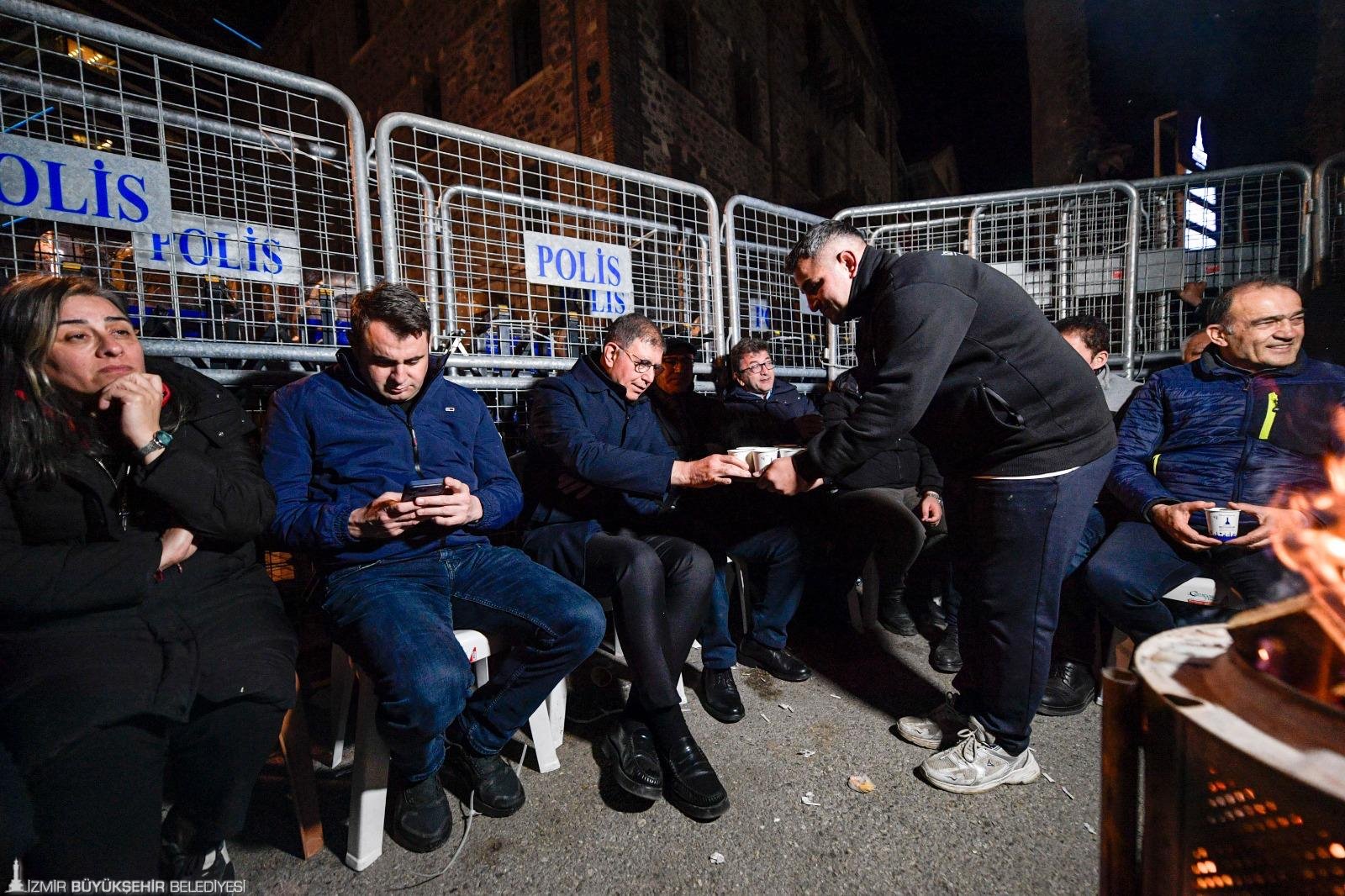 CHP'li Tanal'dan Meslek Fabrikası önünde 'penseli direniş': Barikat kelepçelerini kesti