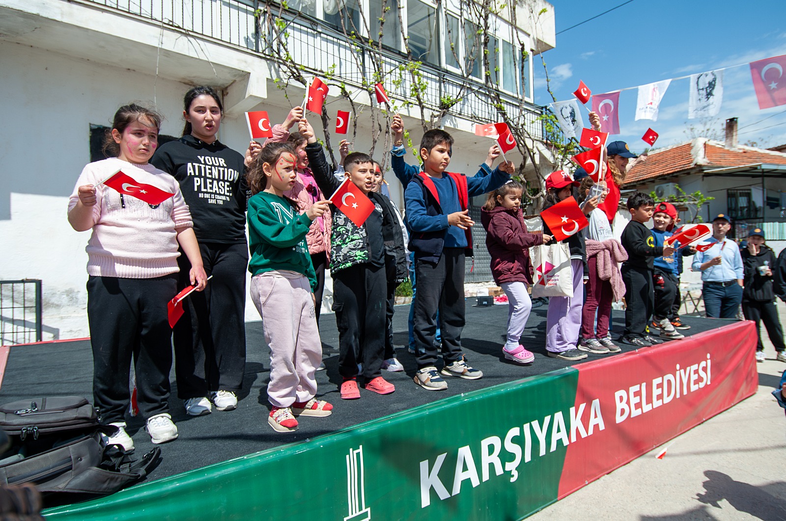 Karşıyaka’da 23 Nisan coşkusu Sancaklı’dan başladı: Gökyüzü uçurtmalarla şenlenecek!