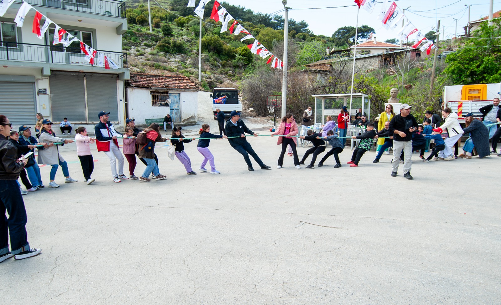 Karşıyaka’da 23 Nisan coşkusu Sancaklı’dan başladı: Gökyüzü uçurtmalarla şenlenecek!