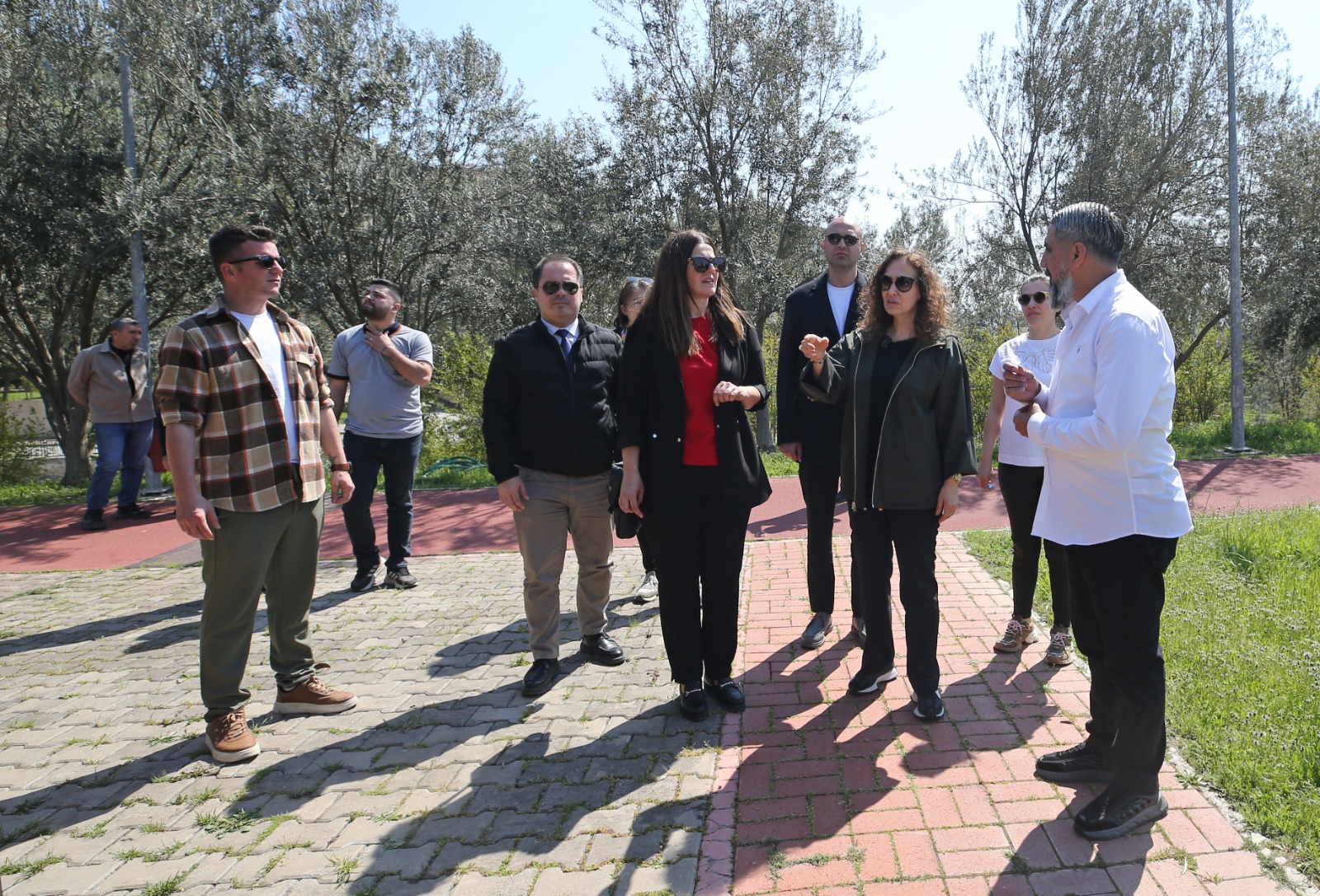 Karşıyaka’da yeşil alan seferberliği: 11 park sil baştan yenilendi 4 Karşıyaka’da yeşil alan seferberliği: 11 park sil baştan yenilendi