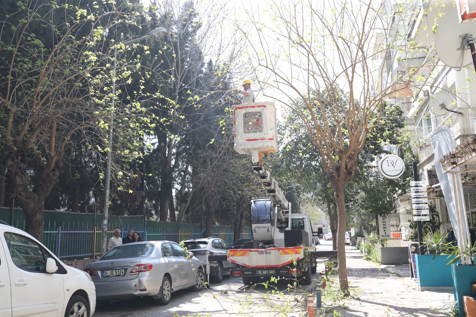 Karşıyaka’da yeşil alan seferberliği: 11 park sil baştan yenilendi 3 Karşıyaka’da yeşil alan seferberliği: 11 park sil baştan yenilendi