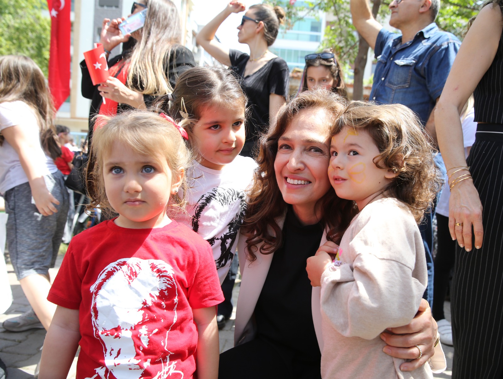 Karşıyaka’da 23 Nisan coşkusu Sancaklı’dan başladı: Gökyüzü uçurtmalarla şenlenecek!