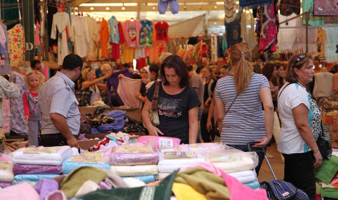 Karşıyaka Belediyesi, kentin en hareketli noktalarından biri olan Bostanlı Pazar