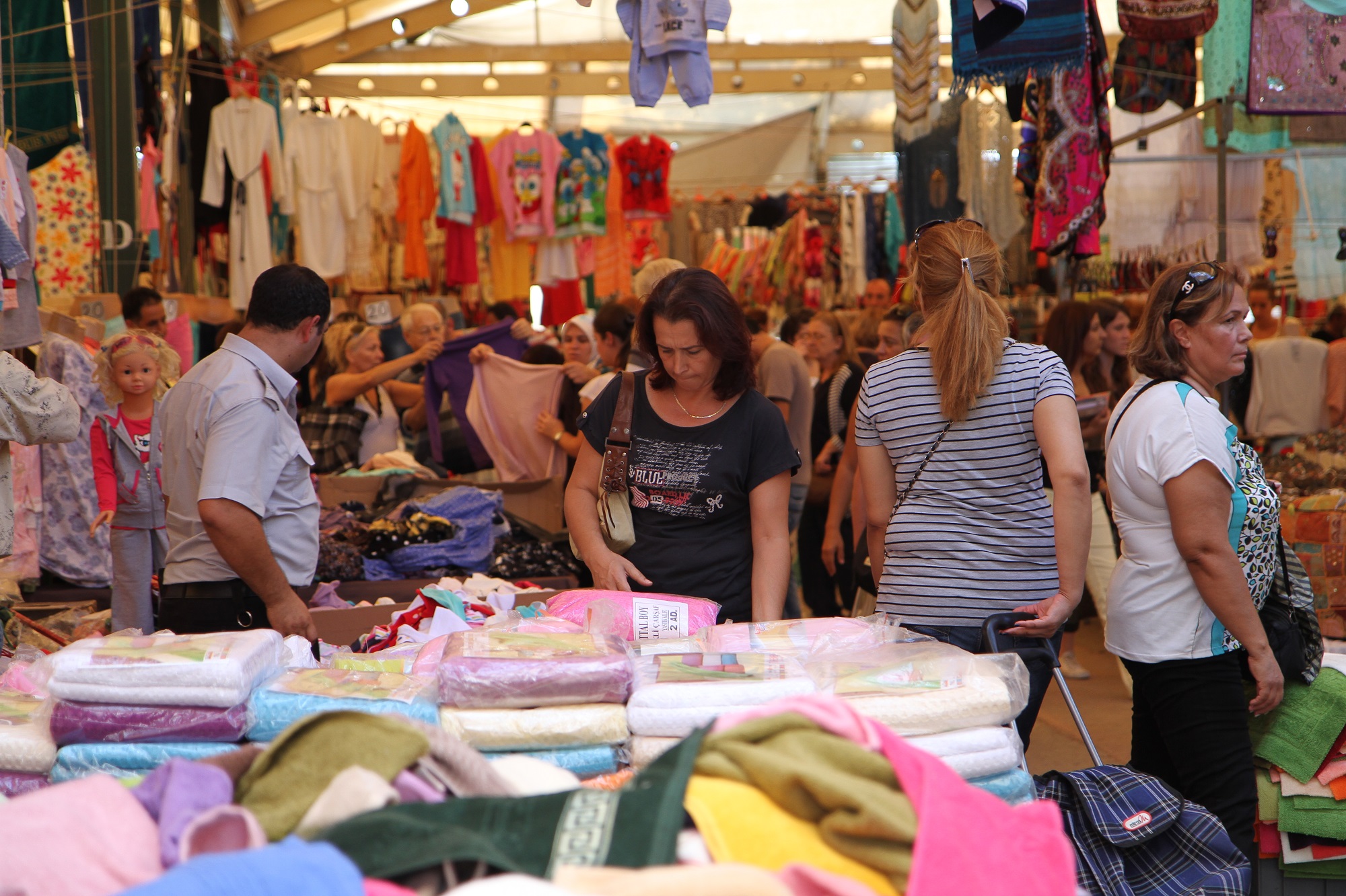 Bostanlı Pazar Yeri’nde yeni dönem: Tekstil Günleri ile ekonomi canlanacak