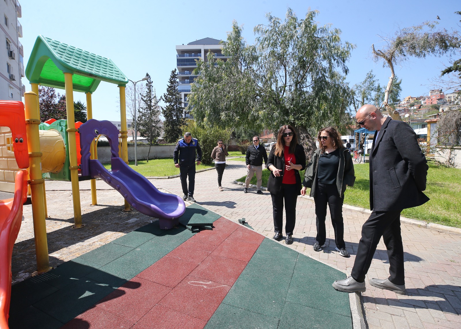 Karşıyaka’da yeşil alan seferberliği: 11 park sil baştan yenilendi