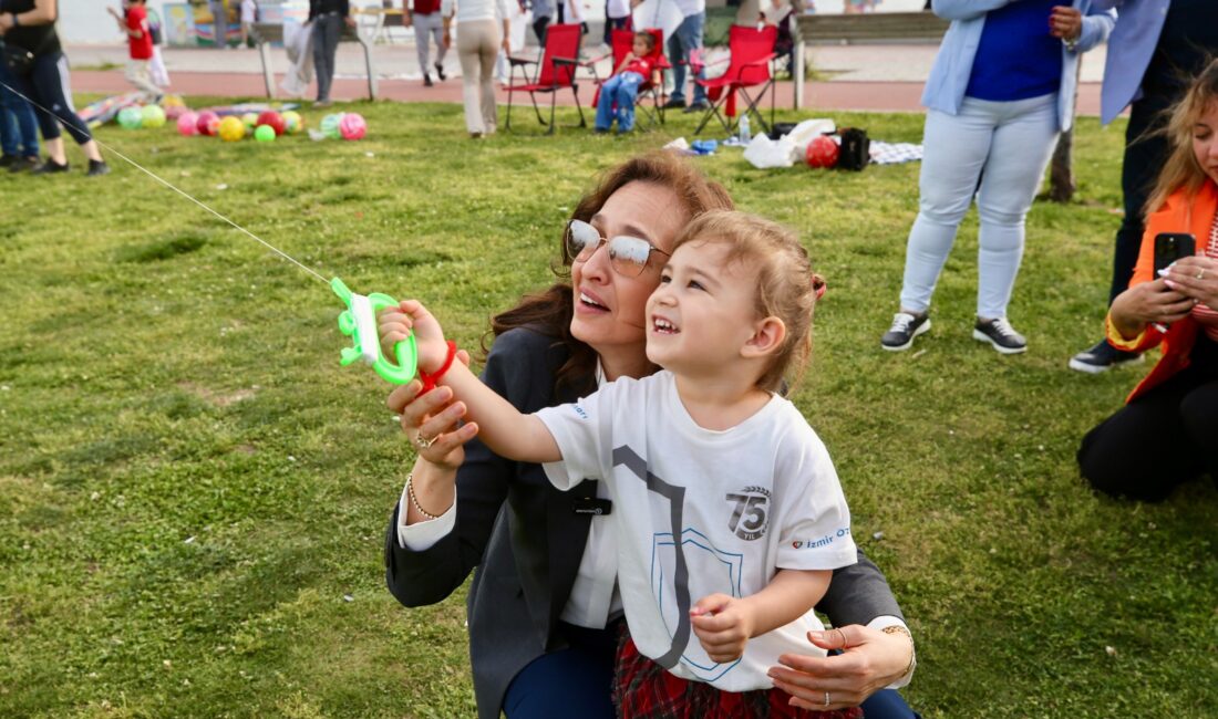 23 Nisan kutlamalarına Sancaklı köyünde start veren Karşıyaka Belediyesi, çocukları