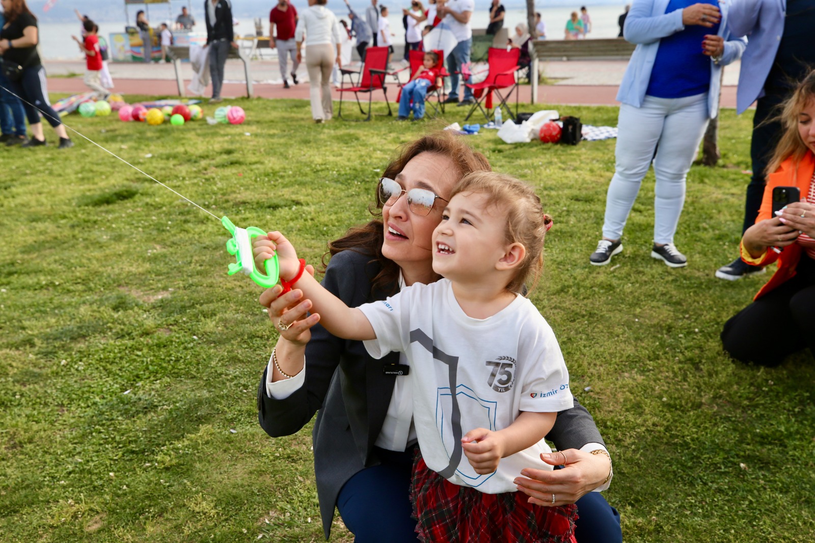 Karşıyaka’da 23 Nisan coşkusu Sancaklı’dan başladı: Gökyüzü uçurtmalarla şenlenecek!