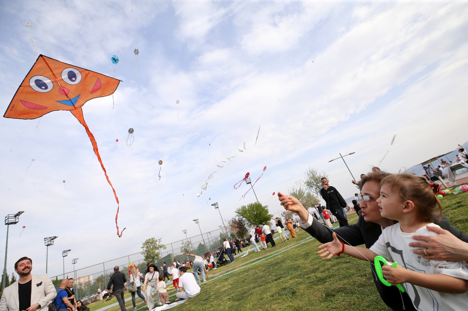 Karşıyaka’da 23 Nisan coşkusu Sancaklı’dan başladı: Gökyüzü uçurtmalarla şenlenecek!
