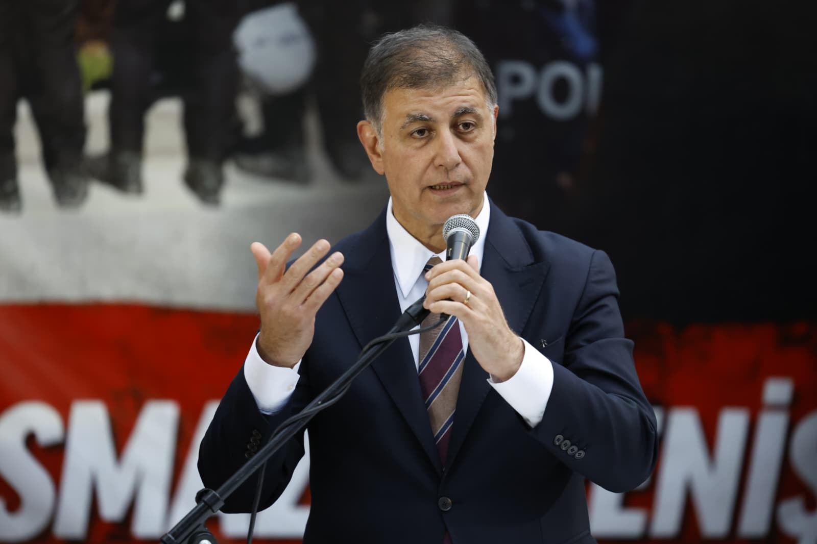 Tugay Meslek Fabrikası nöbetinin 11.'inci gününde: 'Kimsiniz siz be; burası babanızın çiftliği mi?' 5 Tugay Meslek Fabrikası nöbetinin 11.'inci gününde: 'Kimsiniz siz be; burası babanızın çiftliği mi?'