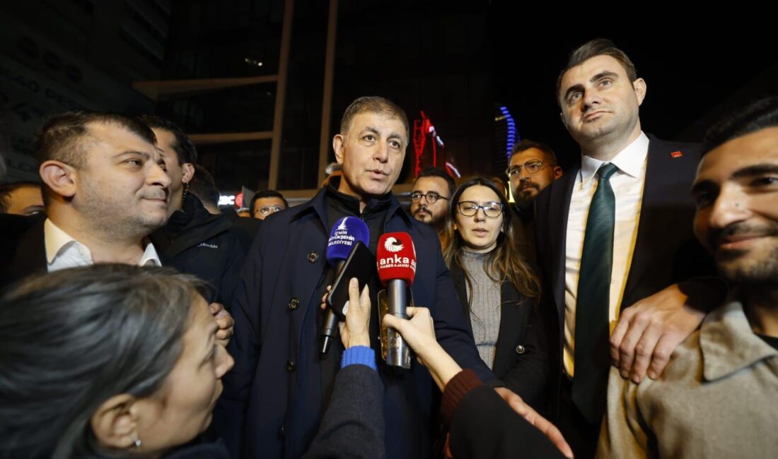 Bornova Belediye Başkanı Ömer Eşki’nin gözaltına alınmasıyla başlayan gergin bekleyiş,