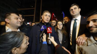 Bornova Belediye Başkanı Ömer Eşki’nin gözaltına alınmasıyla başlayan gergin bekleyiş,