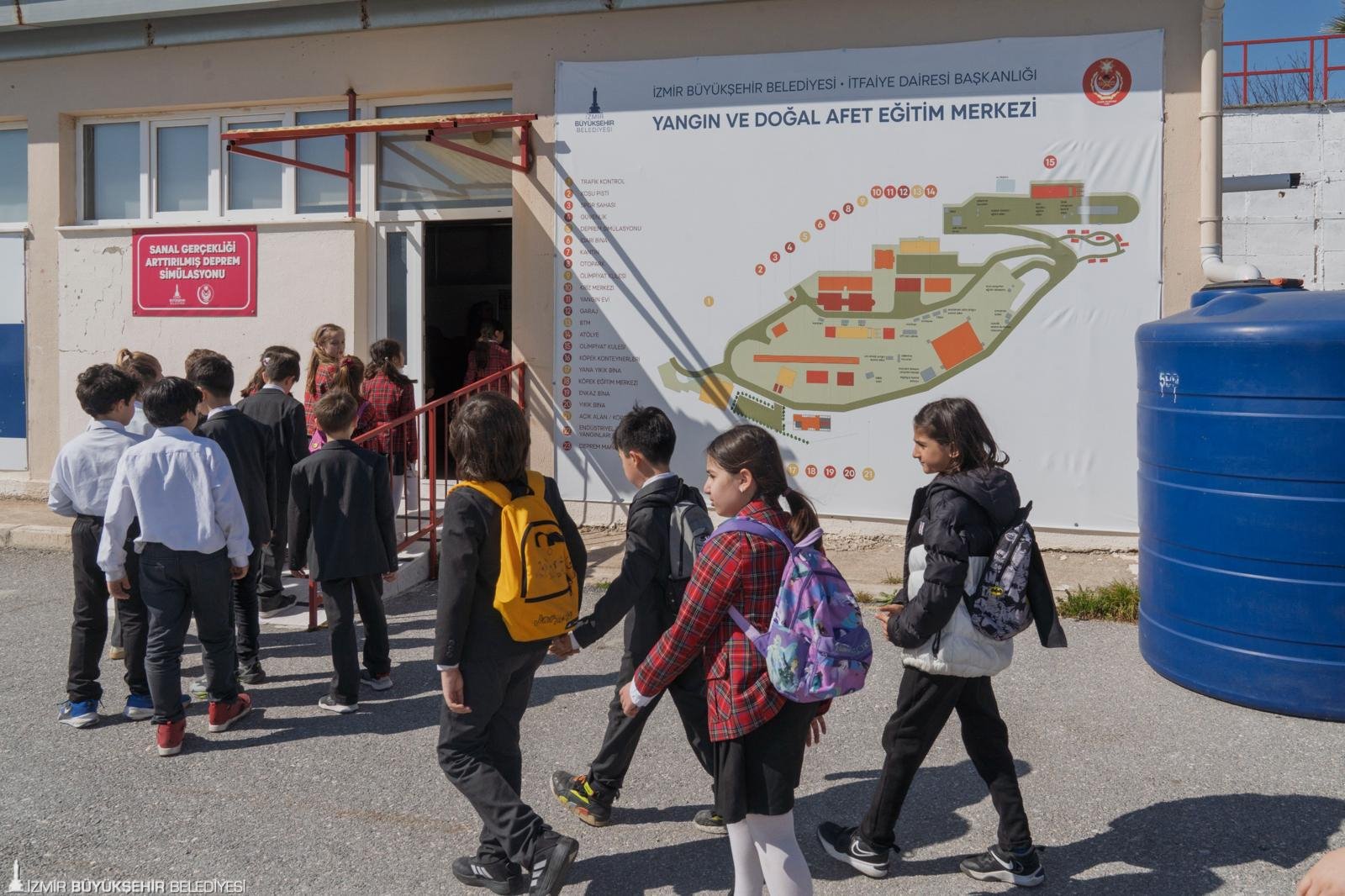 İzmir'de VR gözlüğüyle deprem eğitimi: Minik cesurlar afete hazır