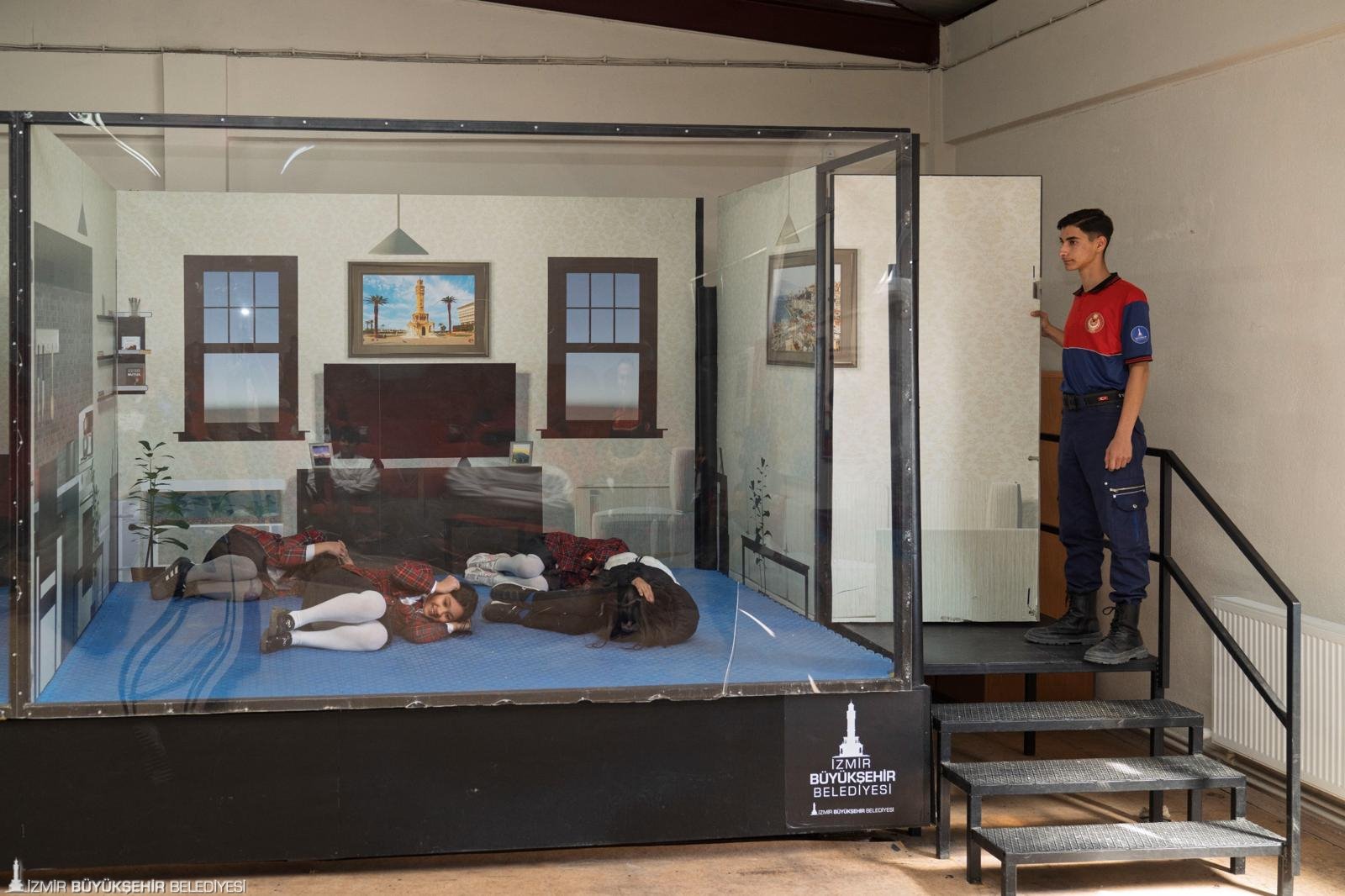 İzmir'de VR gözlüğüyle deprem eğitimi: Minik cesurlar afete hazır