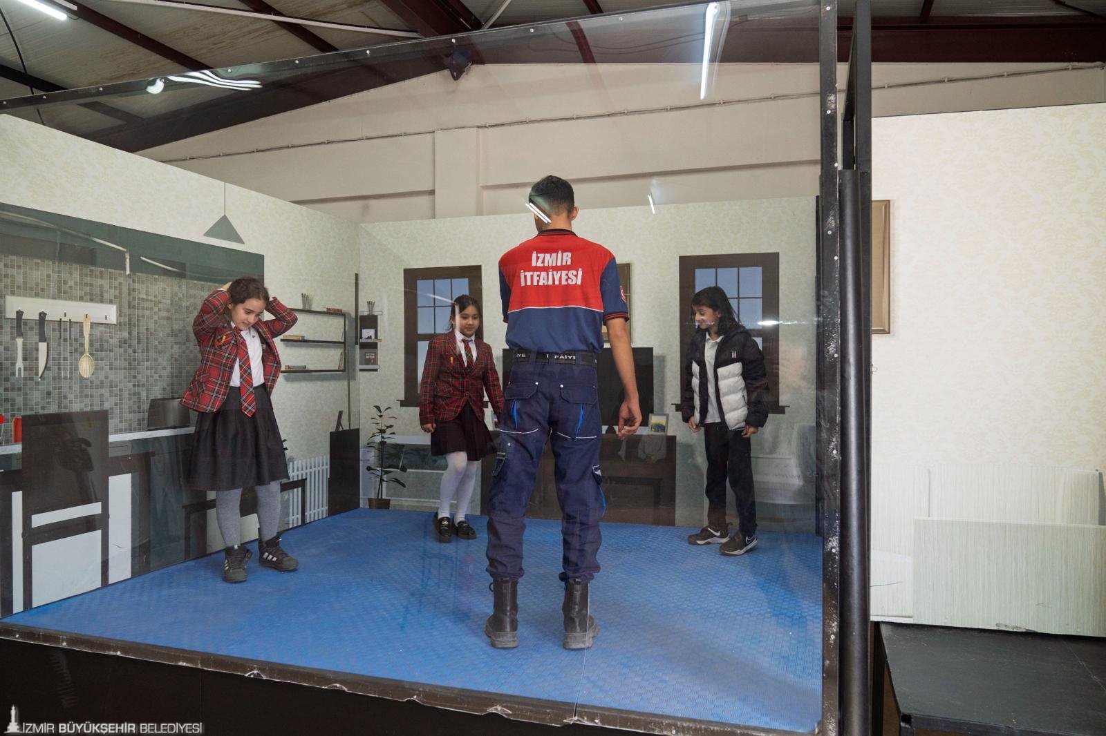 İzmir'de VR gözlüğüyle deprem eğitimi: Minik cesurlar afete hazır
