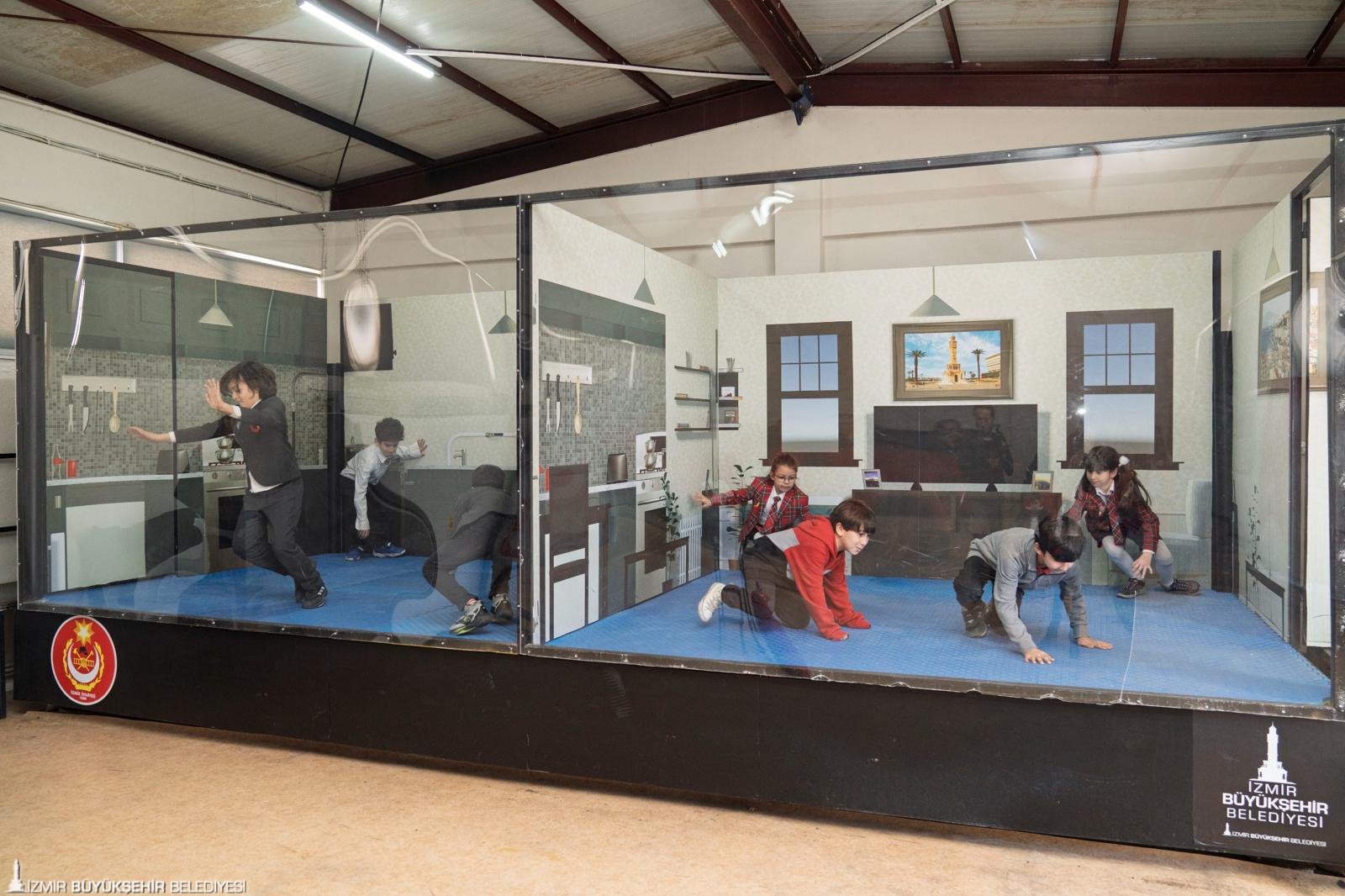 İzmir'de VR gözlüğüyle deprem eğitimi: Minik cesurlar afete hazır