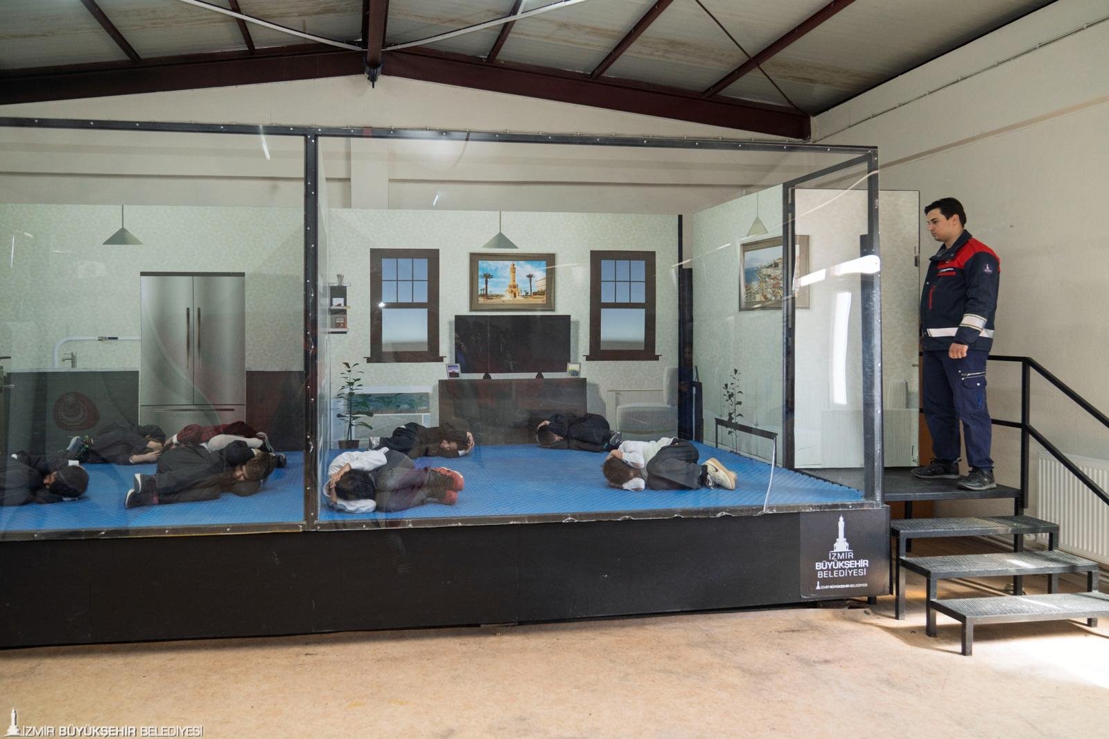 İzmir'de VR gözlüğüyle deprem eğitimi: Minik cesurlar afete hazır