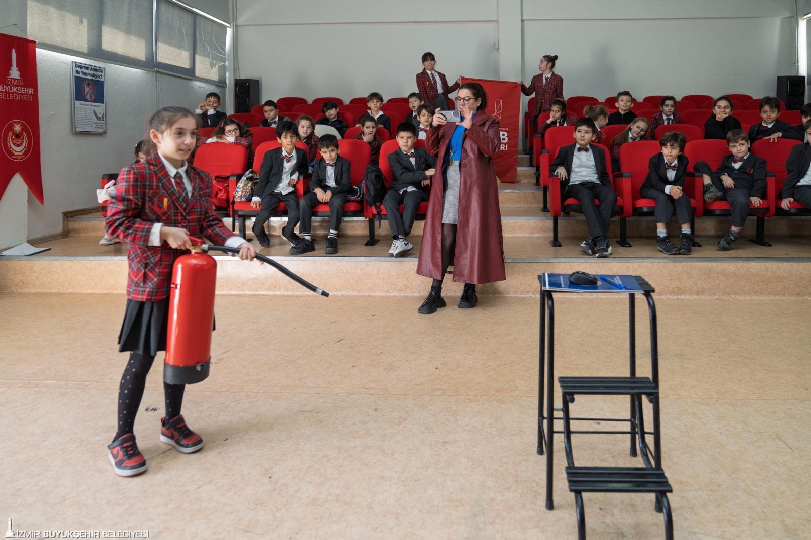 İzmir'de VR gözlüğüyle deprem eğitimi: Minik cesurlar afete hazır