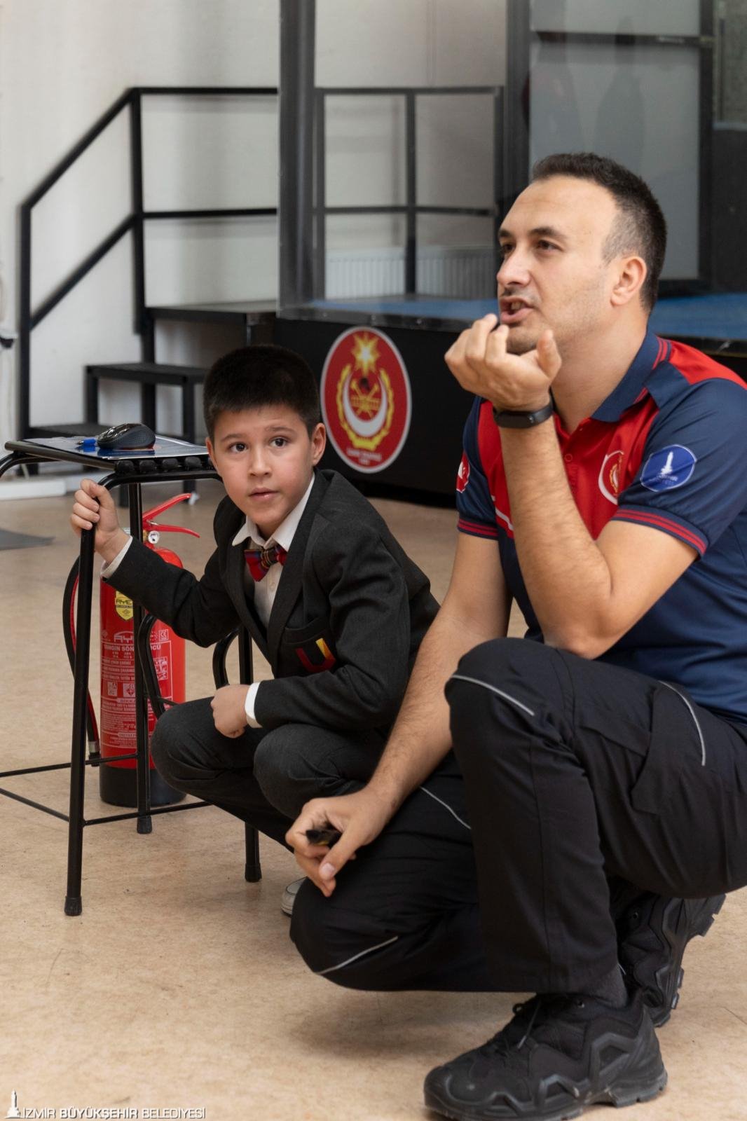 İzmir'de VR gözlüğüyle deprem eğitimi: Minik cesurlar afete hazır