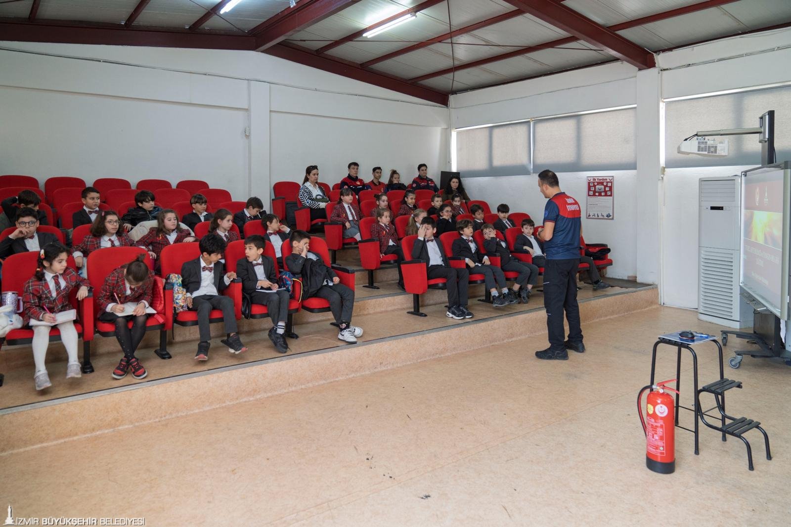 İzmir'de VR gözlüğüyle deprem eğitimi: Minik cesurlar afete hazır