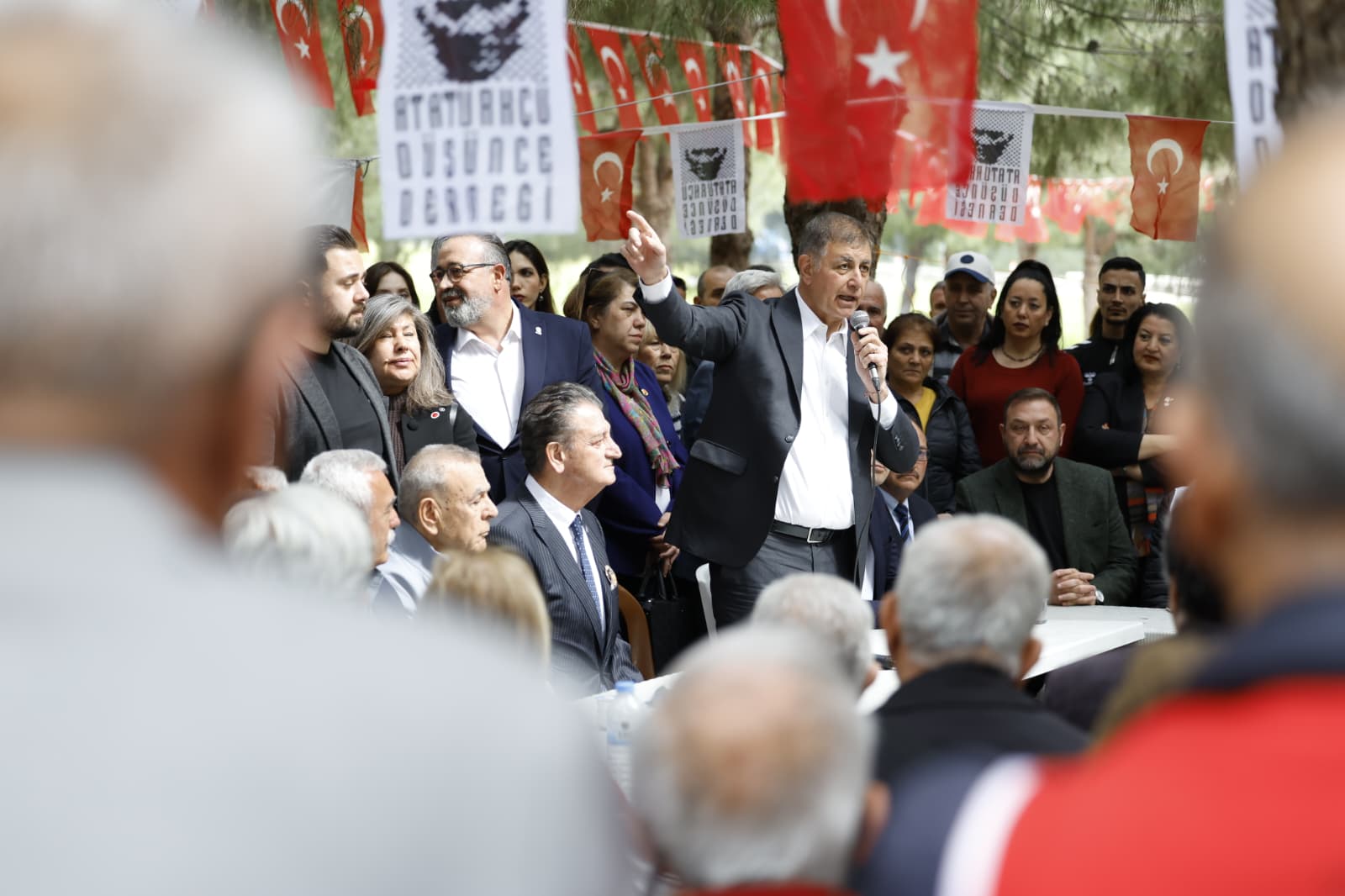Başkan Tugay’dan o “isme Meslek Fabrikası" resti: "Hangi vakıf kurdu? İzmir’in malını gasp ediyorsunuz!"
